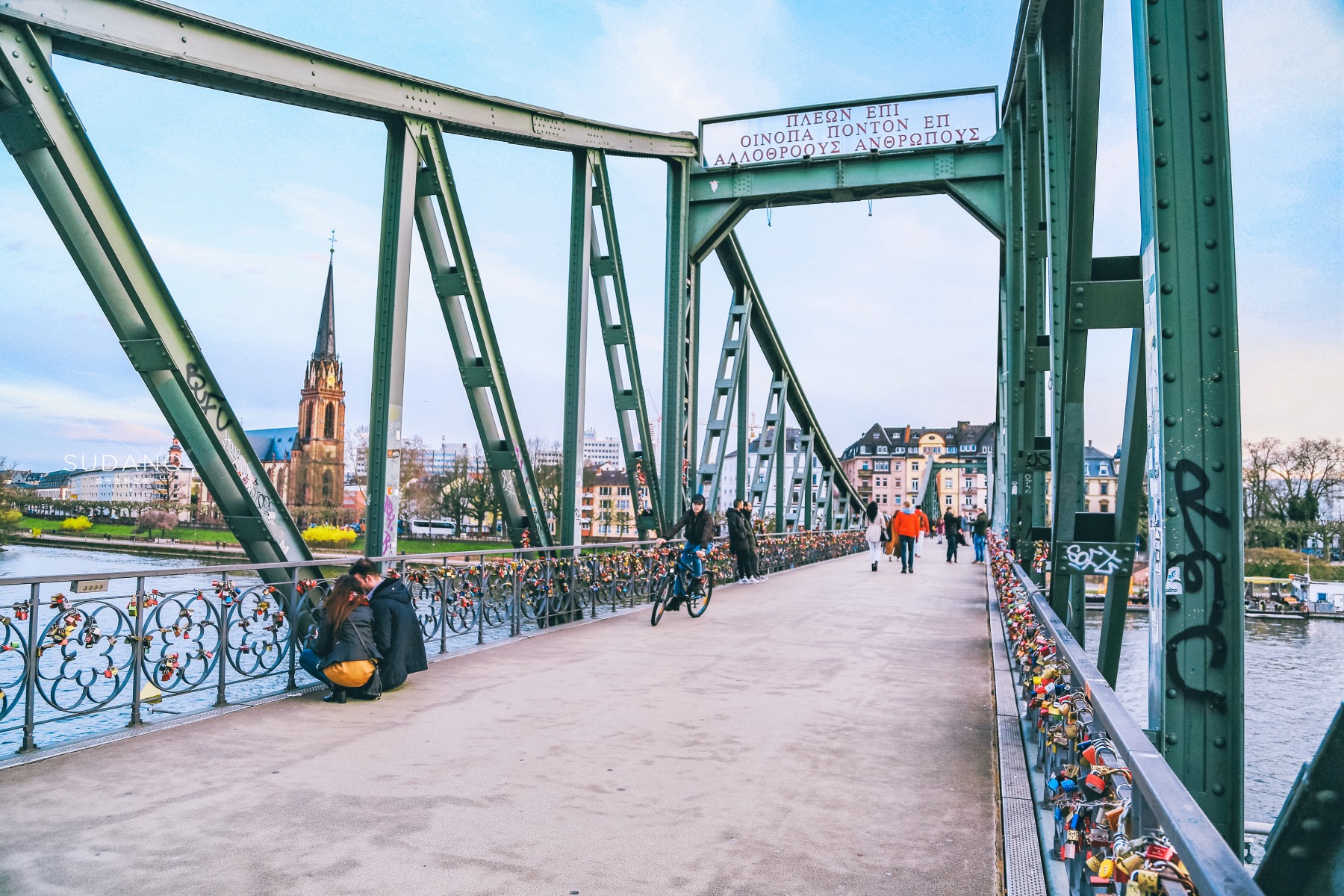 它是欧洲第一座吊桥,德国最浪漫的铁桥之一,时常有人在此亲吻_游客