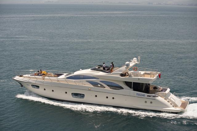 阿兹慕是意大利游艇豪华品牌,停靠在三亚的万达三号游艇就是这个品牌