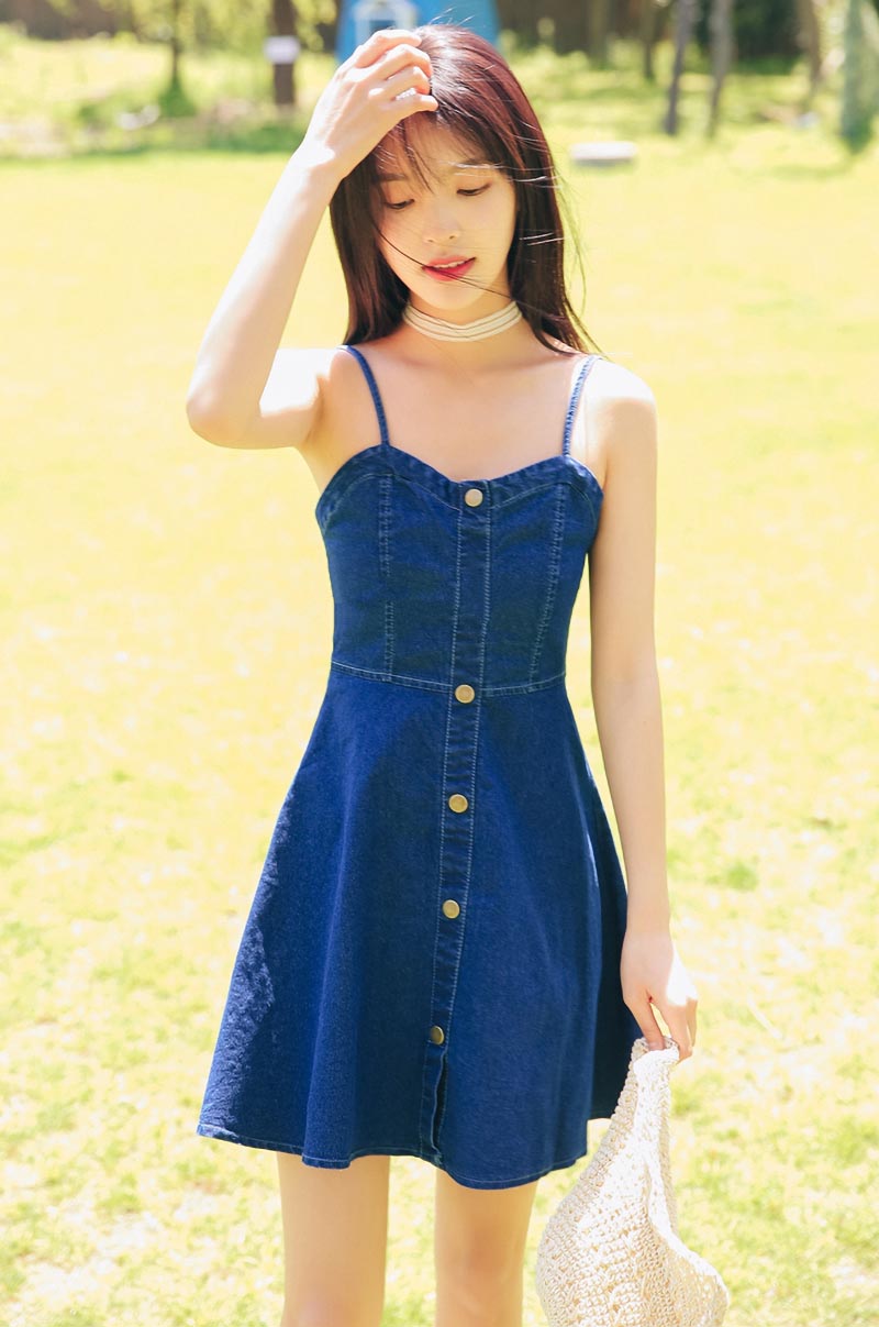 小家碧玉的章若楠96年出生体态轻盈算是新晋清纯系女星代表