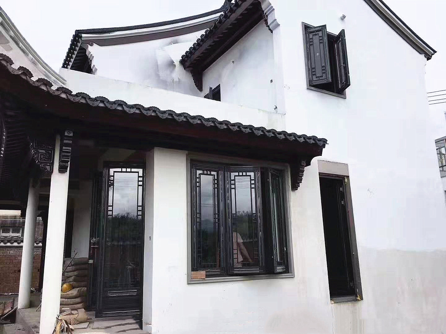 徽派建筑深咖仿古铝合金门窗演绎新时代复古风冠墅阳光