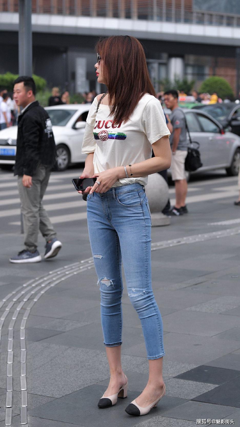 原创短袖t恤搭配紧身牛仔裤,简单的服饰搭配,展现大长腿还提升气质