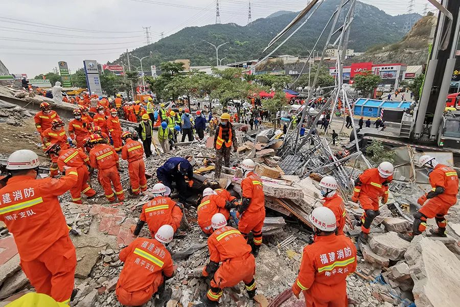 酒店共7層,整棟建築全部坍塌,導致71人受困