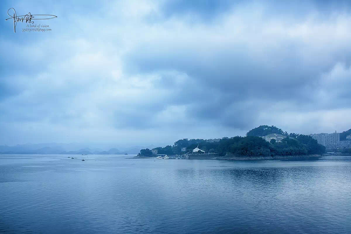 早晨起來,欣賞陰雨天氣的千島湖