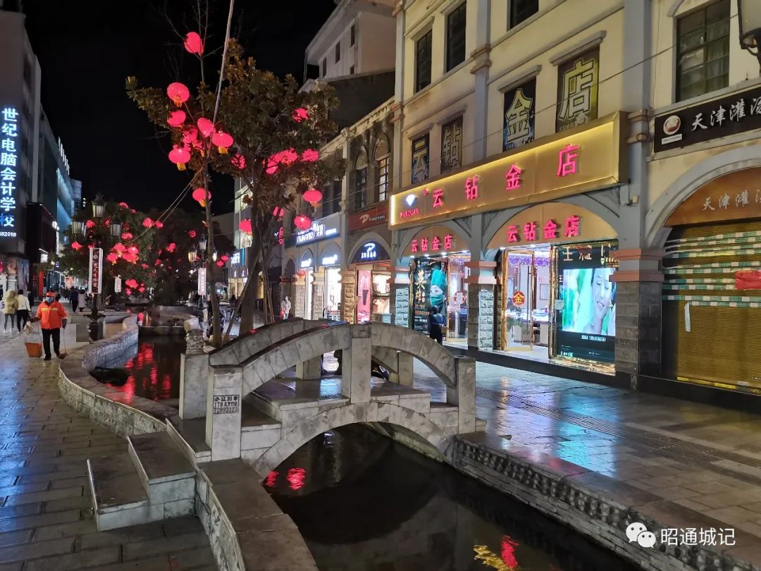 昭通陡街西街青年路大小店铺陆续开业了你要的小吃百货都有啦