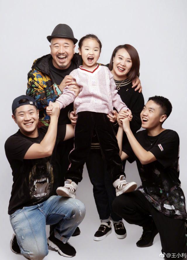 "刘能"46岁前妻近照罕见曝光,皮肤白皙紧致颜值堪比明星!_王小利