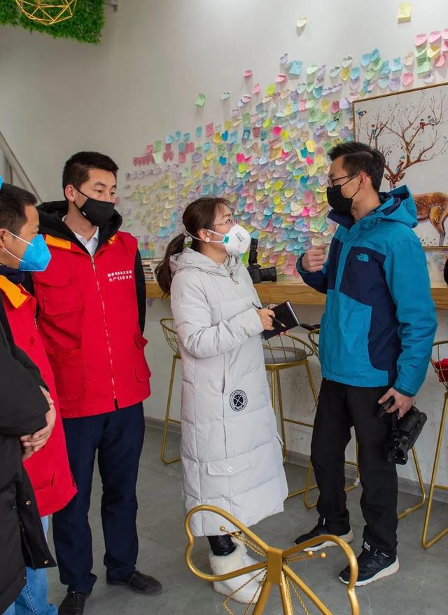 让我们认识一下【冲在抗疫一线最美的"她"】通辽日报社的女记者郭晓玲