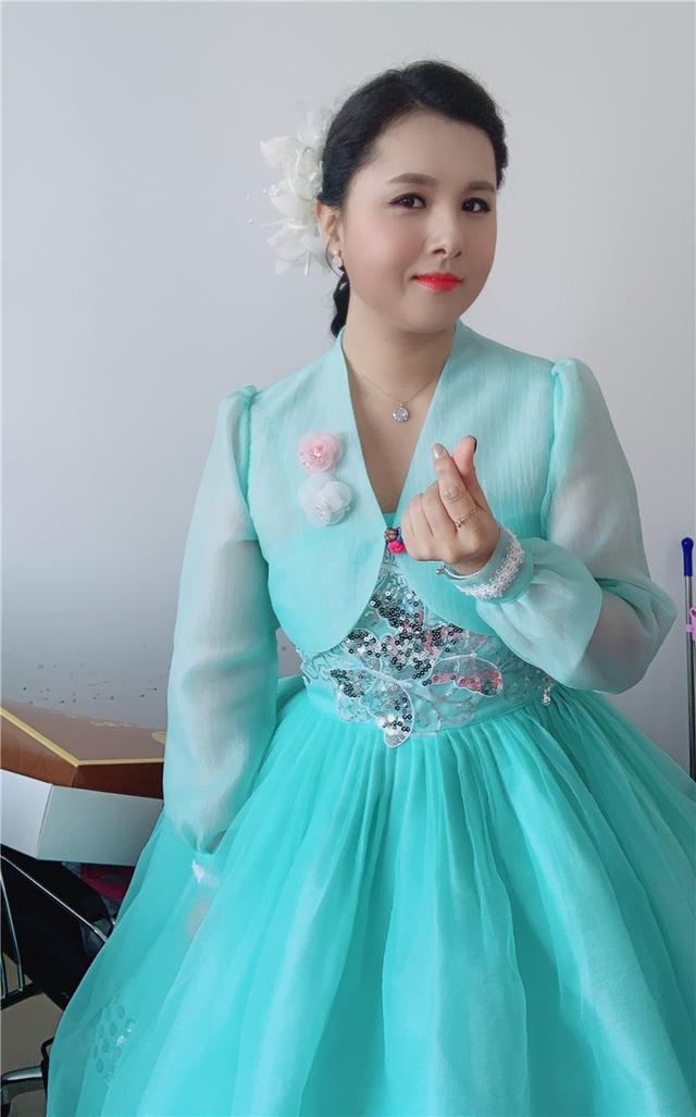 于延边东方艺术学校民族声乐专业,现任龙井市文化馆声乐部独唱歌手