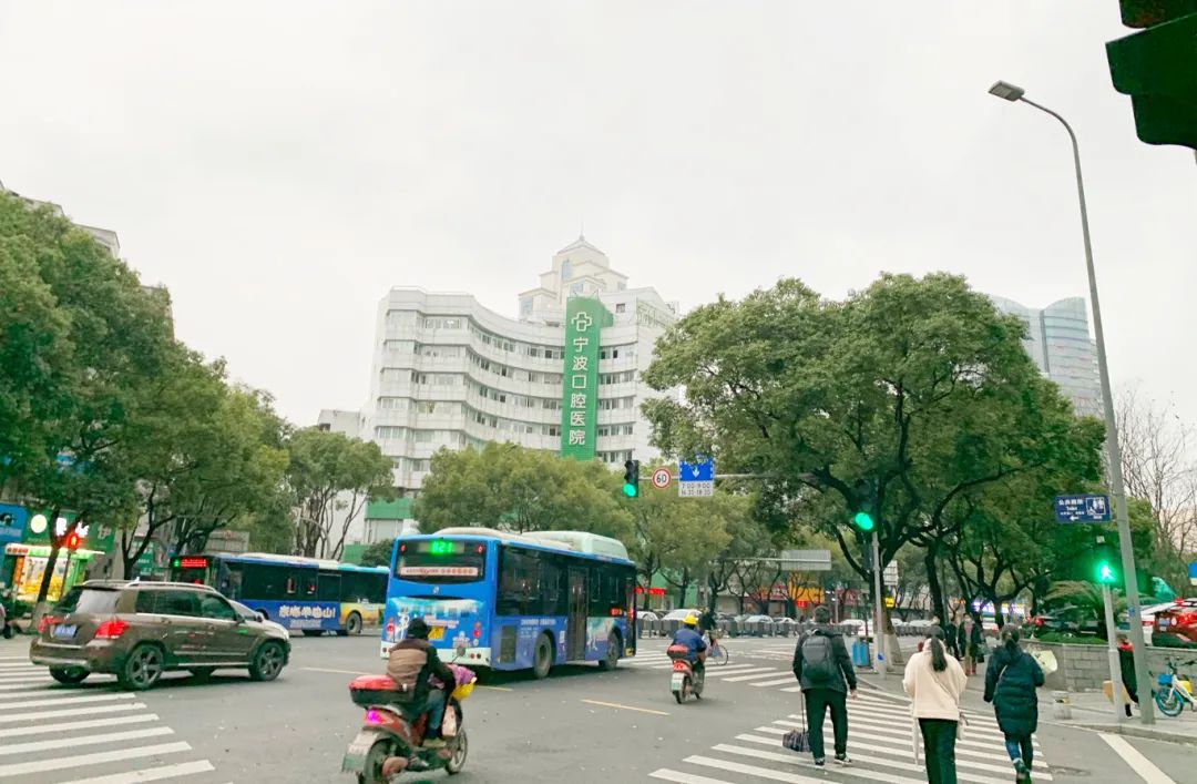 ""解放南路逐渐恢复往日状态,开始变得拥挤!""餐饮陆续开放堂食!