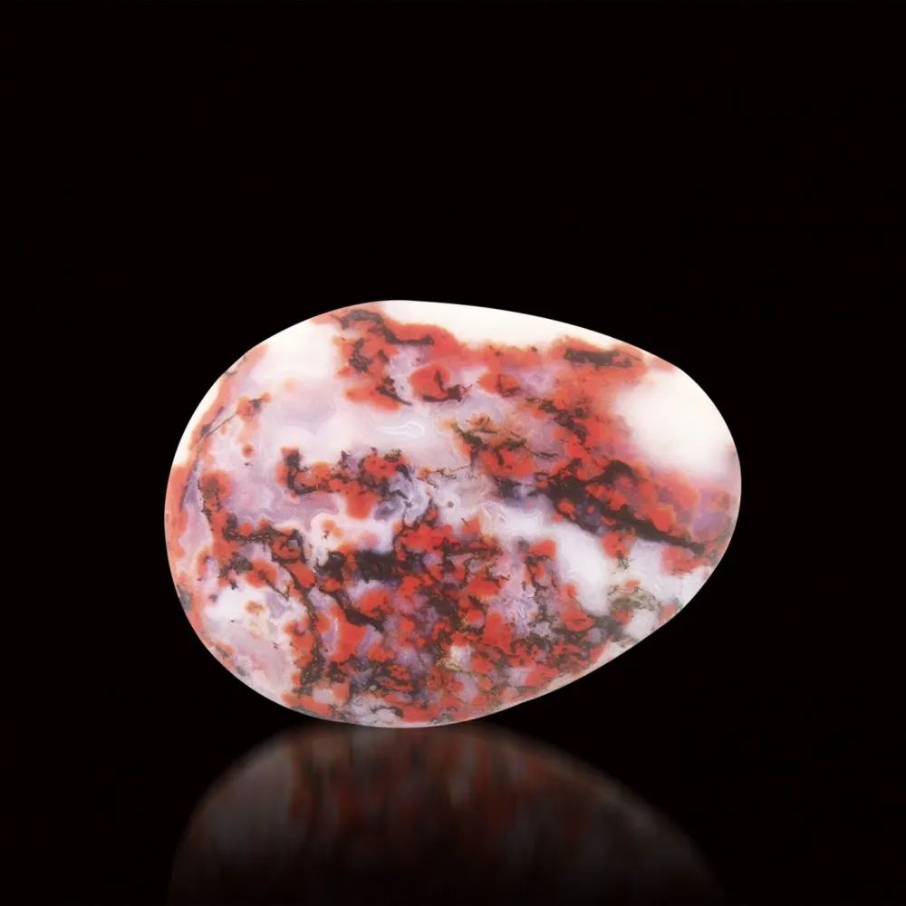 0 1题名:红梅闹春 雨花石,不是指单一的某个石质的石种,而是由玛瑙质