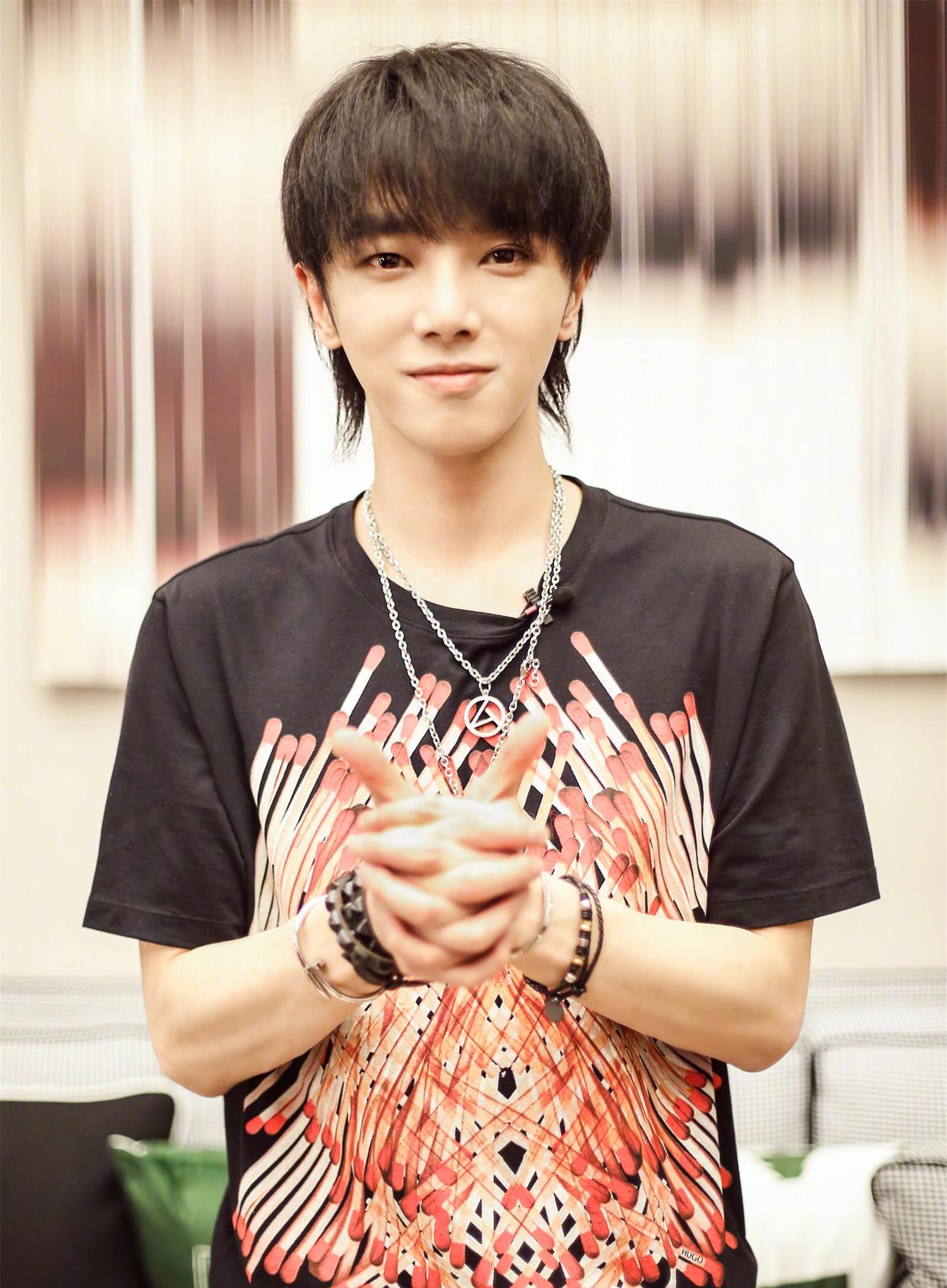 网曝华晨宇与前女友合影,女方长相清纯,曾是康熙乐队键盘手_万芙伽