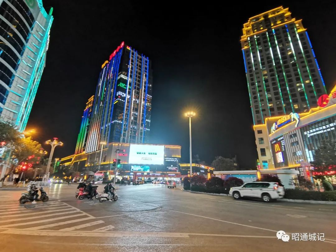 昭通陡街西街青年路大小店铺陆续开业了你要的小吃百货都有啦