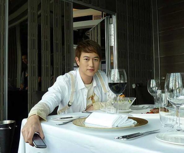 后来在拍摄电视剧《烽火佳人》时陈键锋倒是传出了恋情,和女主角舒畅