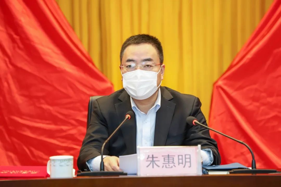 镇党委书记,产业园党工委书记朱惠明在肯定成绩的同时,指出了当前发展