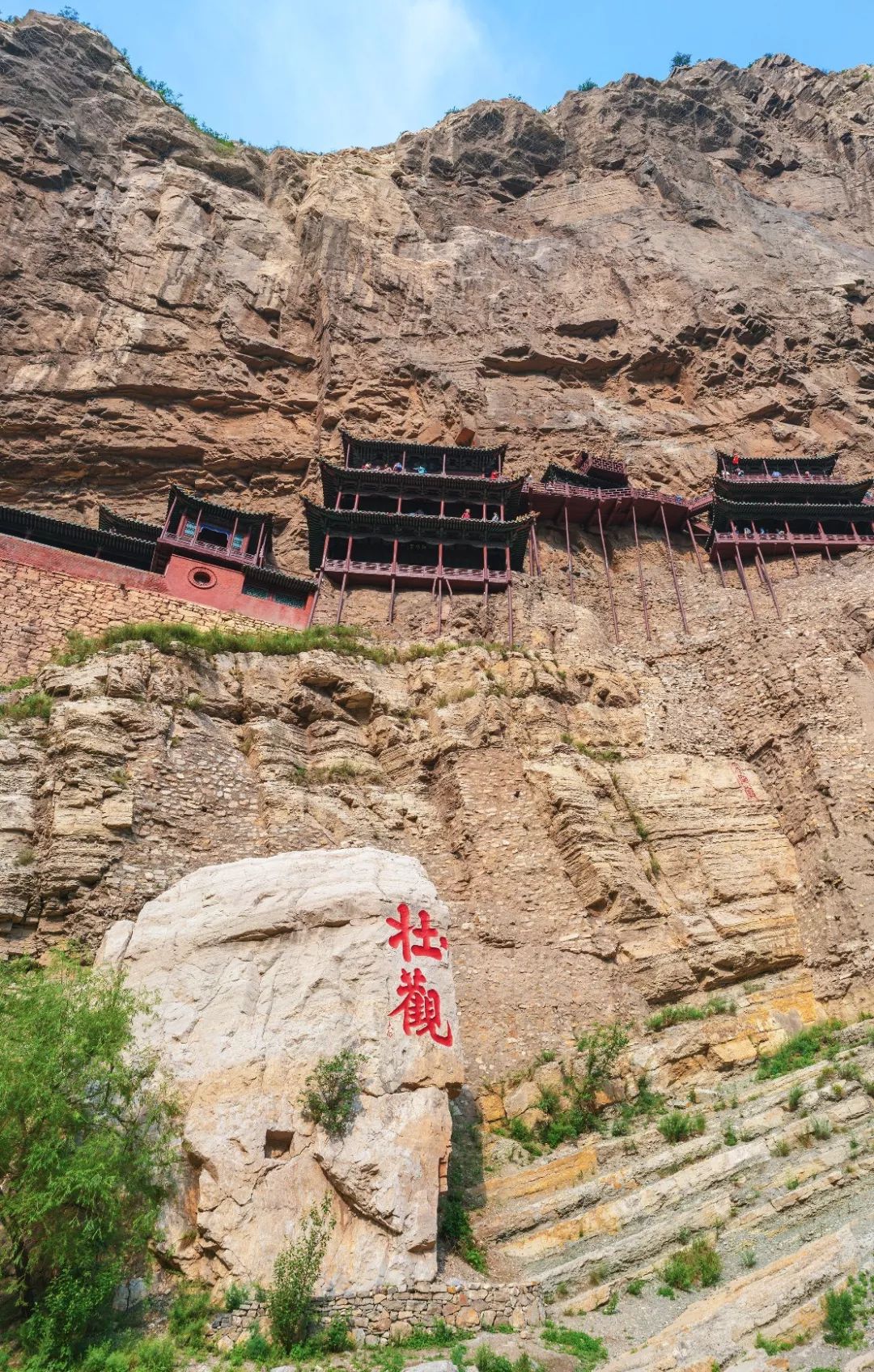 悬空寺建筑群和岩石融为一体 仿佛它们都是从绝壁中 自然生长出来的