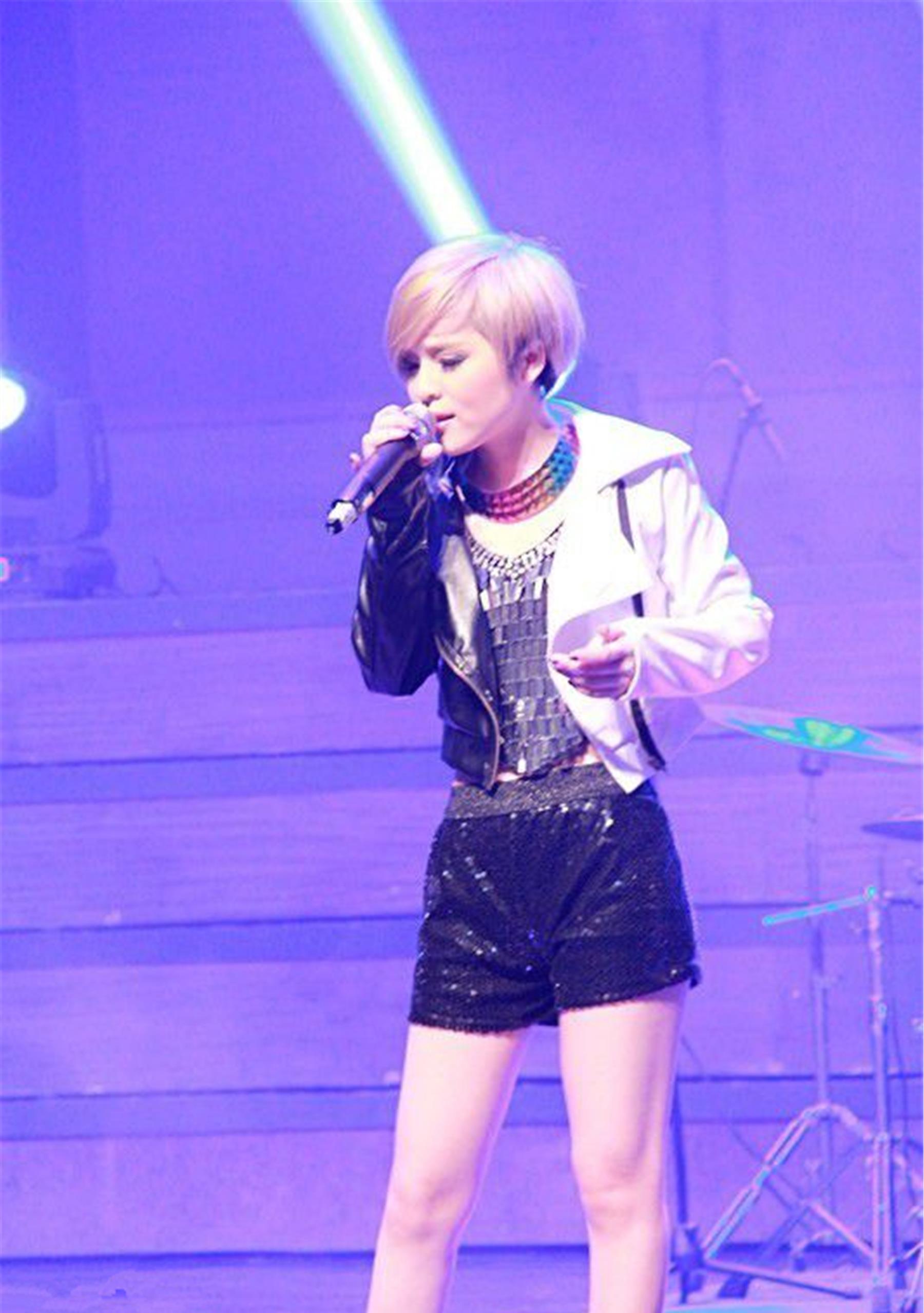 网曝华晨宇与前女友合影,女方长相清纯,曾是康熙乐队键盘手_万芙伽