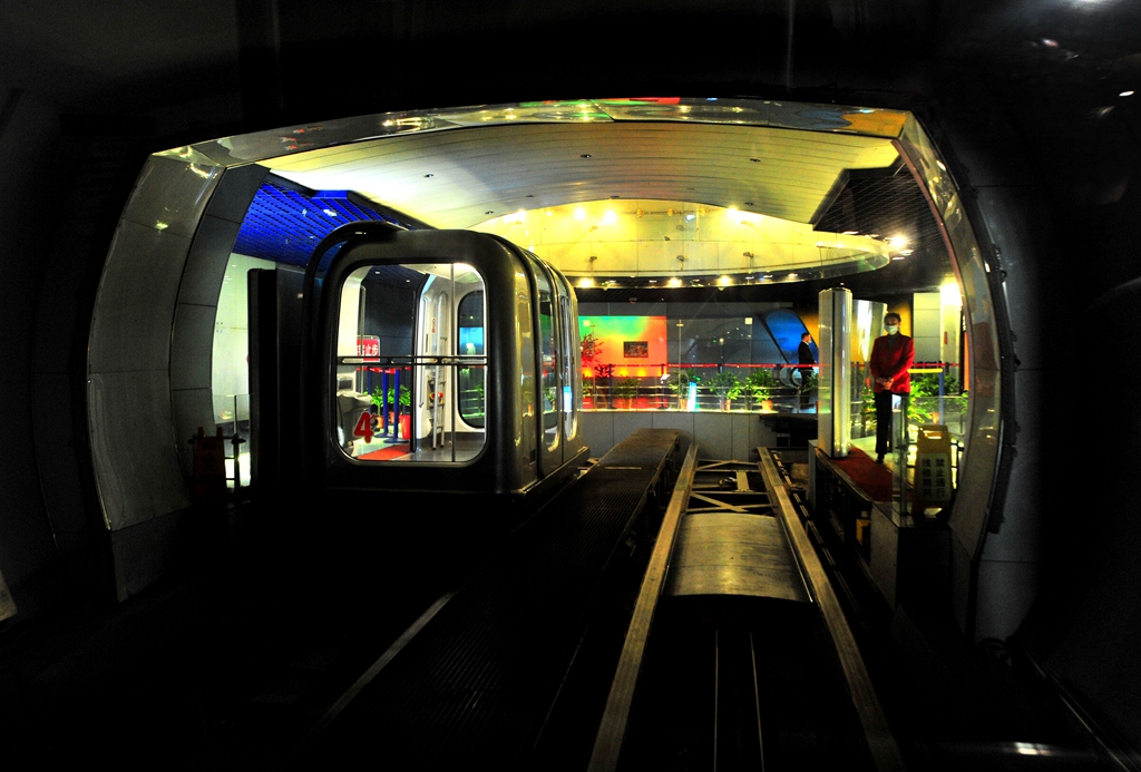 上海外滩观光隧道恢复营业游客须出示随申码方可进入