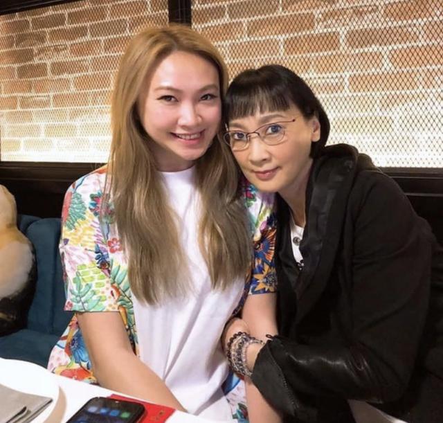 71岁tvb老戏骨罗乐林为女儿庆生妻子罕见露脸两人同屋分居九年