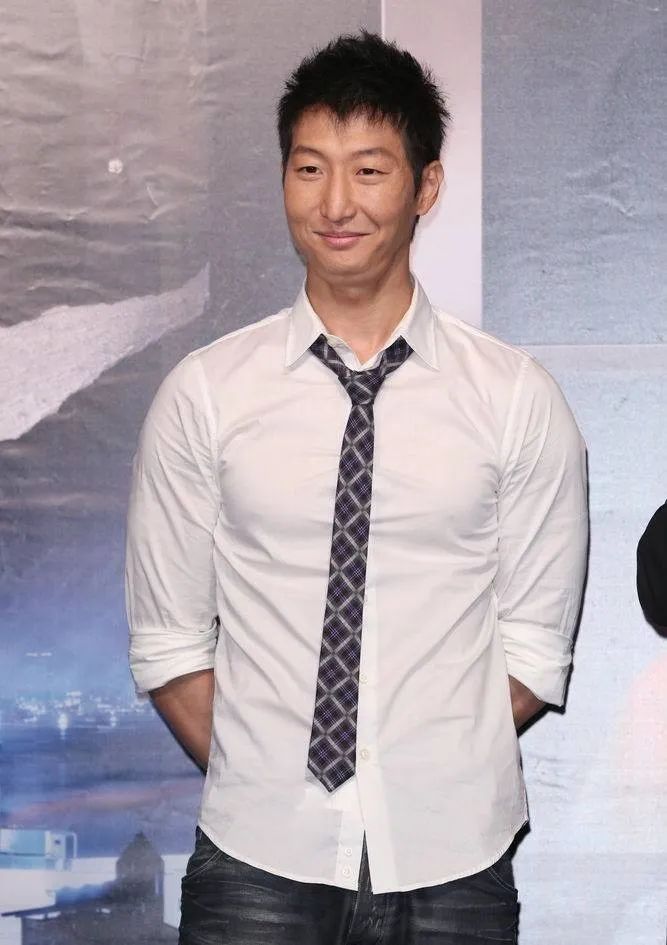 洪天祥已经44岁还未结婚,但是却和小自己15岁