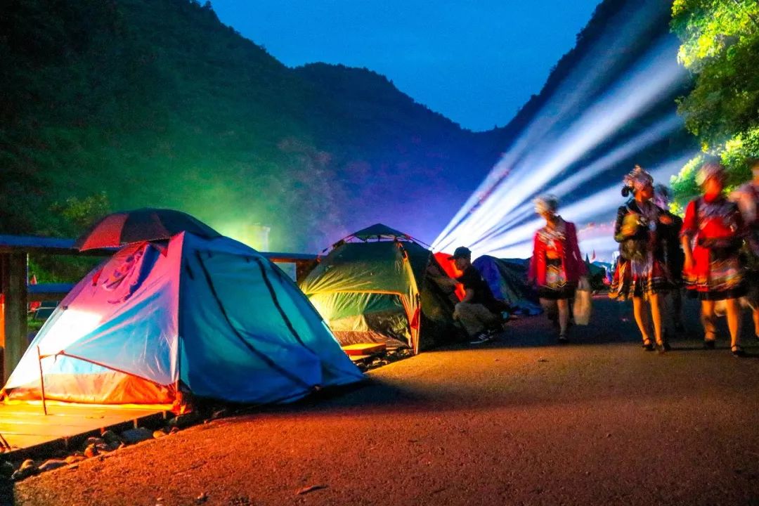 露营遇到篝火擦出不一样的火花