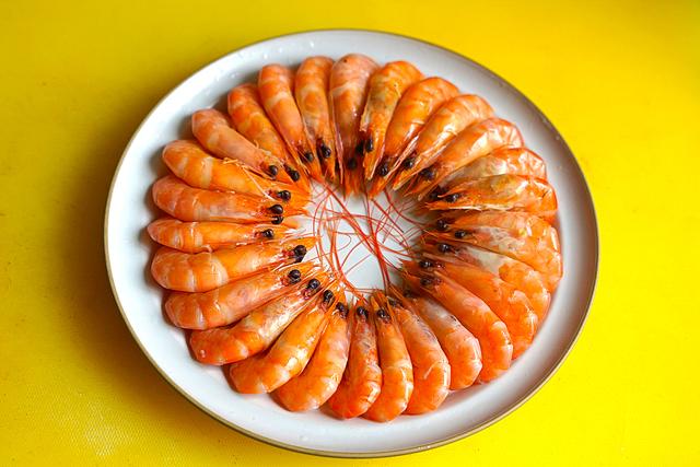 春季,我家都这样吃鲜虾,原汁原味真鲜美,女儿一个人吃掉一大盘