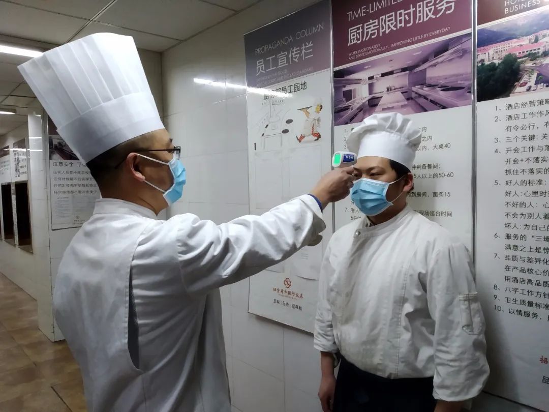 工作人员测温上岗,所有餐具,高温消毒.