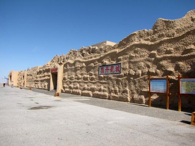 除了楼兰古城以外,罗布泊镇还有土垠遗址,米兰古城遗址,海头古城遗址