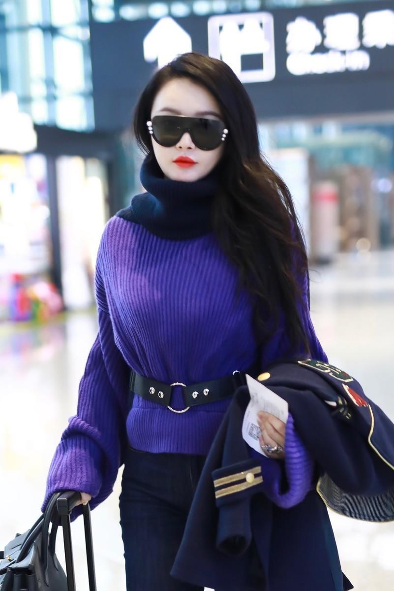 原创冉莹颖拥有好身材任性穿针织衫搭配牛仔裤走机场意外高级洋气