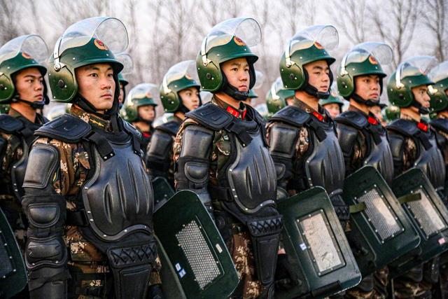 除了陆军的单兵装备,武警的单兵装备也是非常牛的,有的部队,任务分工