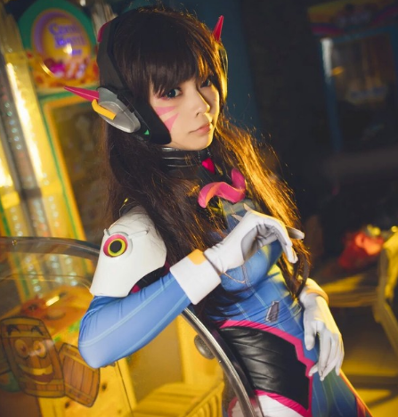 dva口嚼泡泡糖出现在游戏厅,看到她吹泡泡"形状",一秒沦陷