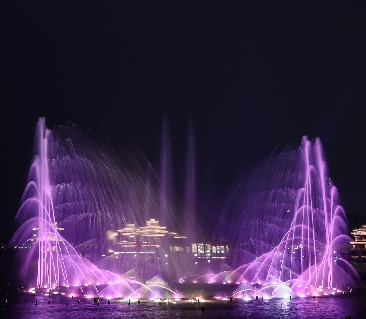 西湖音乐喷泉位于湖滨三公园,长126米音乐喷泉展露迷人风姿