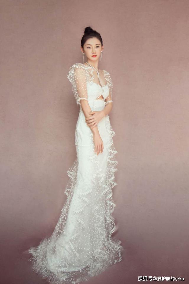 原创31岁苗苗一袭白裙又纯又欲御姐身材萝莉脸怪不得郑凯选她