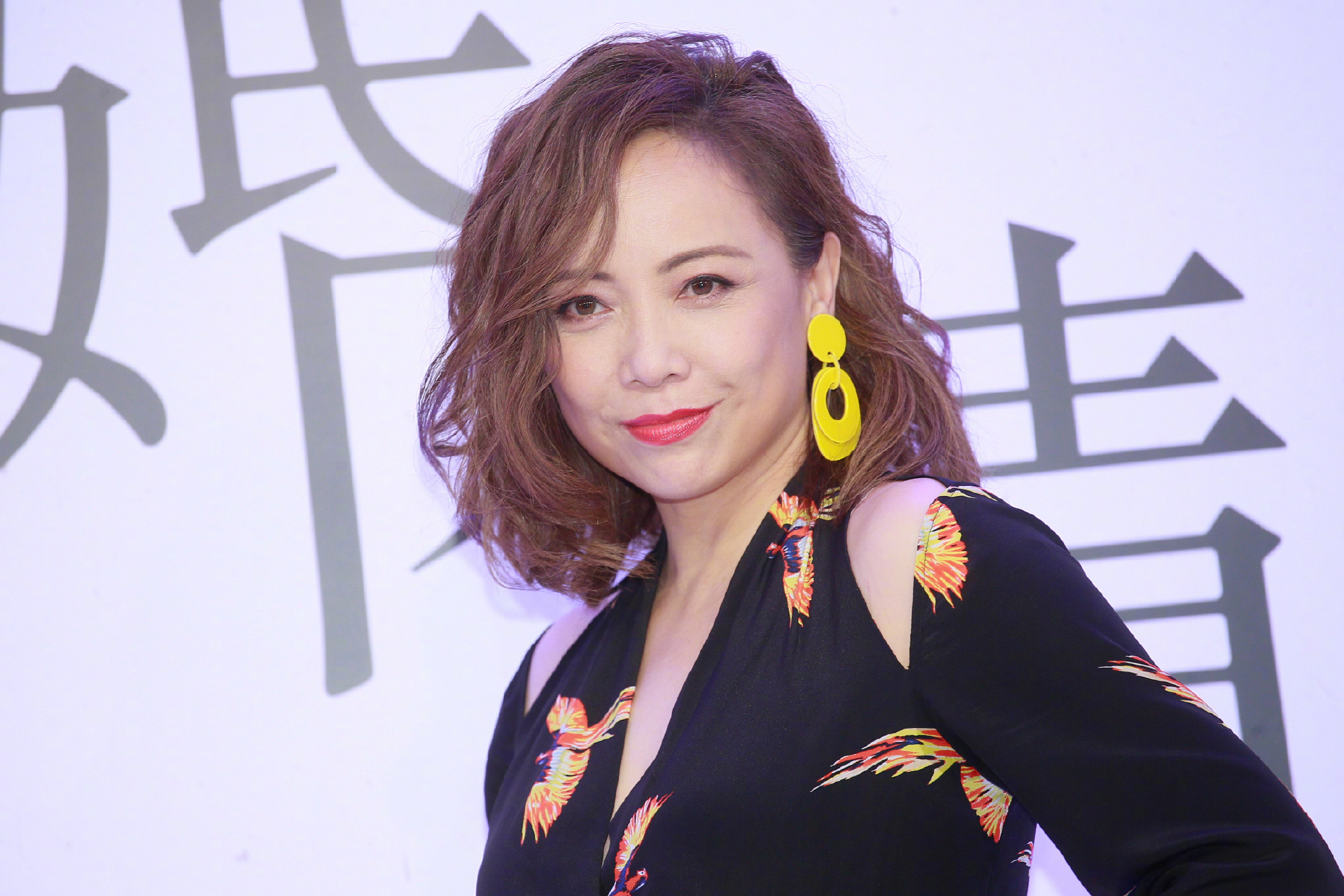 原创54岁邓萃雯一点没见老换短发洋气好多拖地长裙霸气又女人