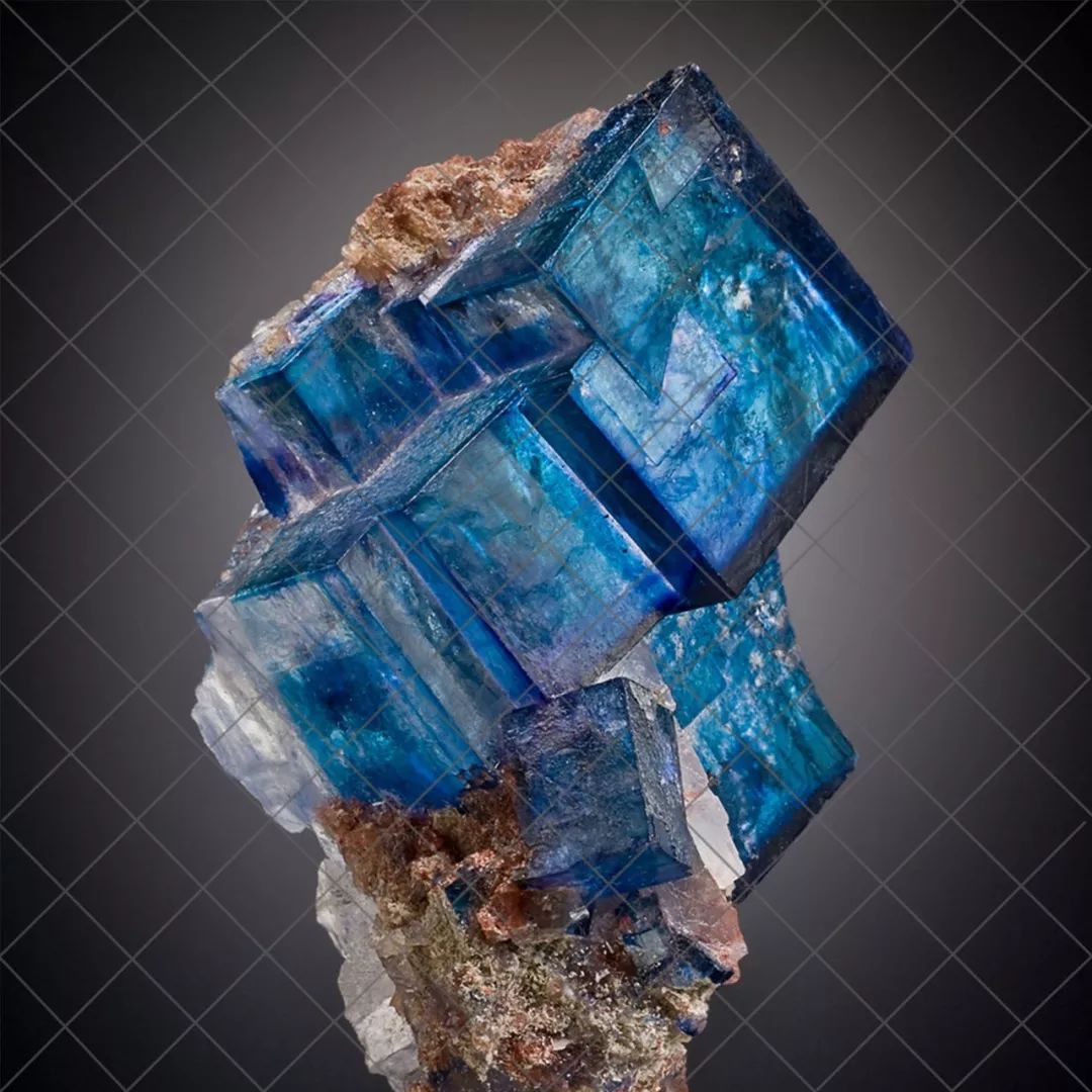 矿物为什么会形成五彩斑斓的颜色