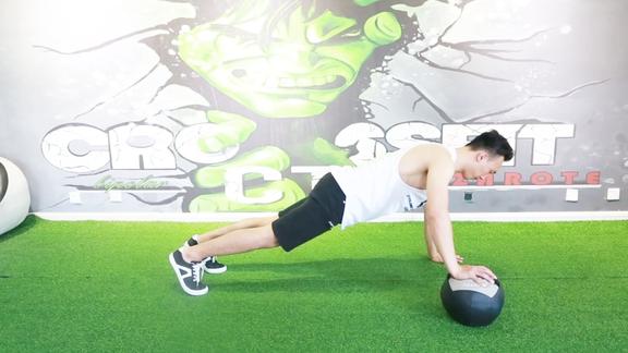 健身房小哥哥示范标准药球俯卧撑,锻炼核心力量,快速练出腹肌