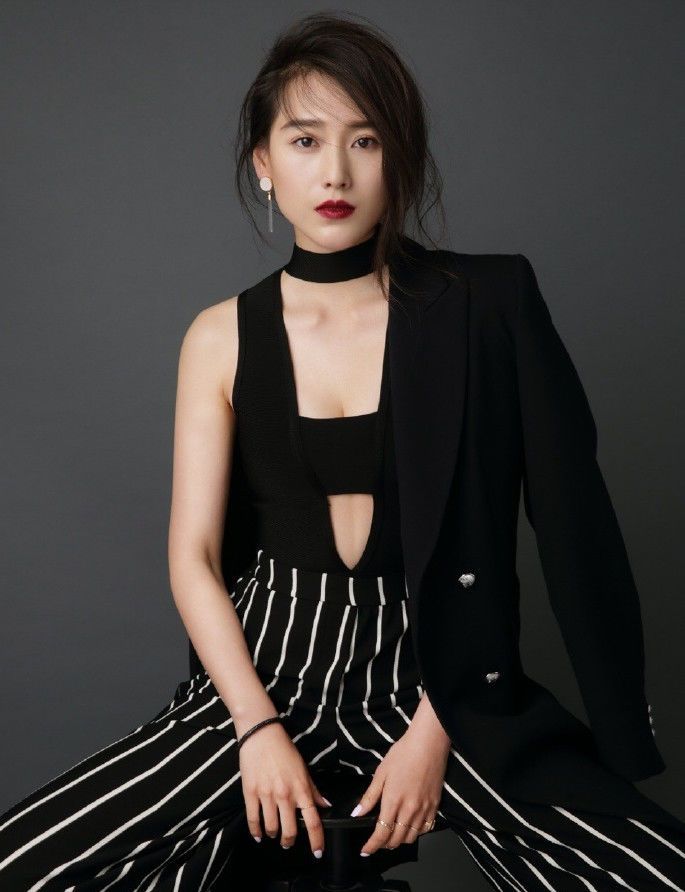 宁丹琳当年出演的"小雪"一直被人吐槽太成熟,少了些少女的可爱感.