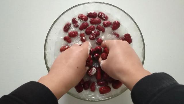 然后用手抓洗2分钟左右,抓洗的过程可以更加快速的清洗红枣,去除表面