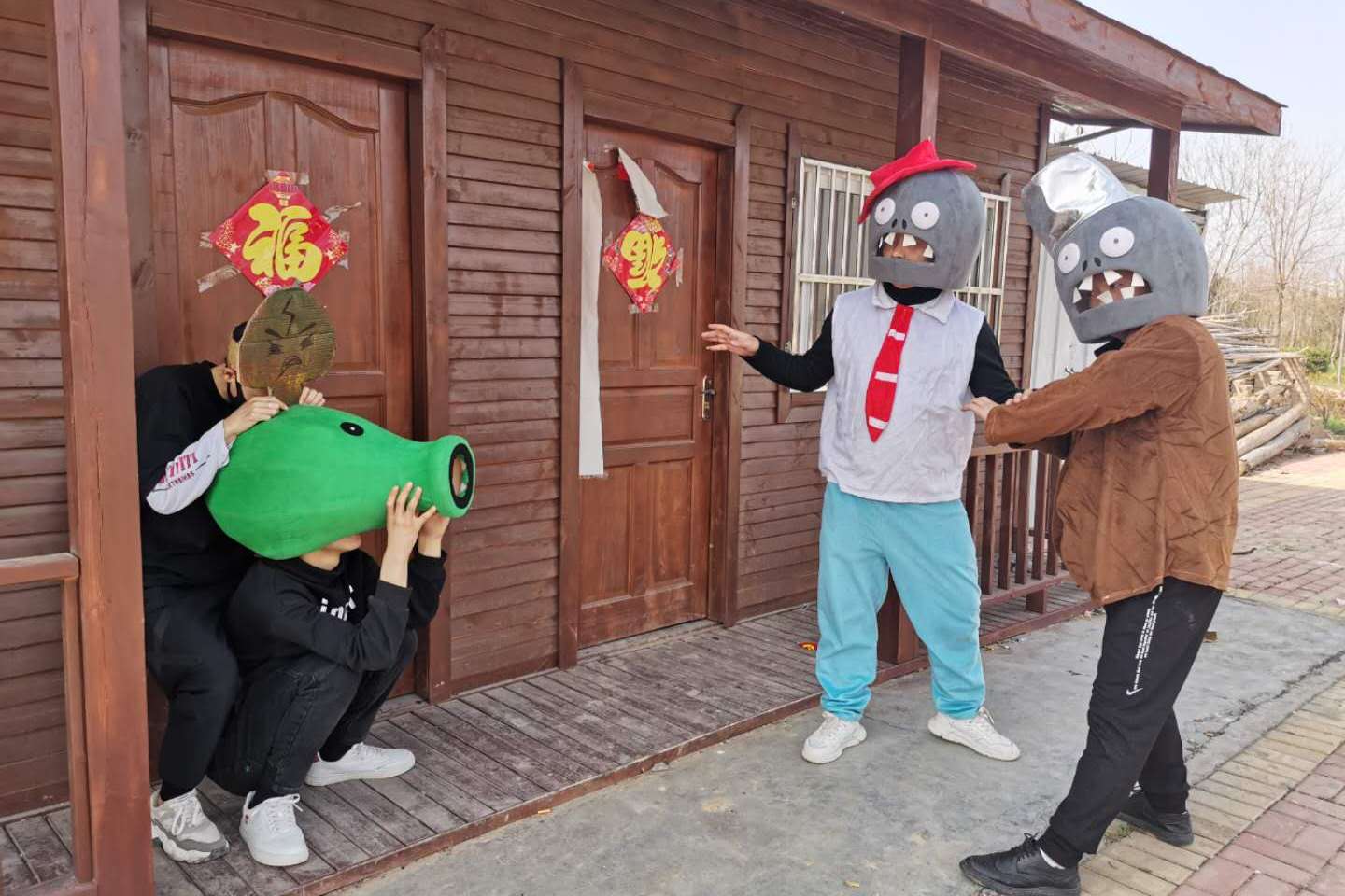 铁桶僵尸来袭闪电菇和豌豆合体发射豌豆炮僵尸吓的落荒而逃