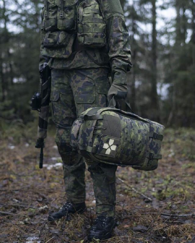 芬兰军队的一场实兵演练,医疗兵身背战场救急包,整体迷彩服的图案与