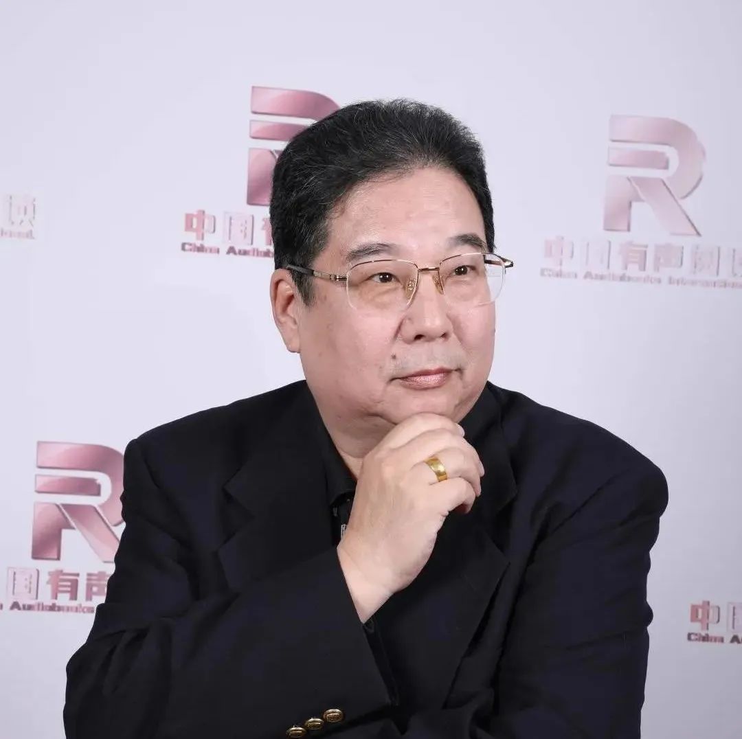 萧佟本名佟凤青,北京人民广播电台资深播音员,曾任北京电台播音员主持