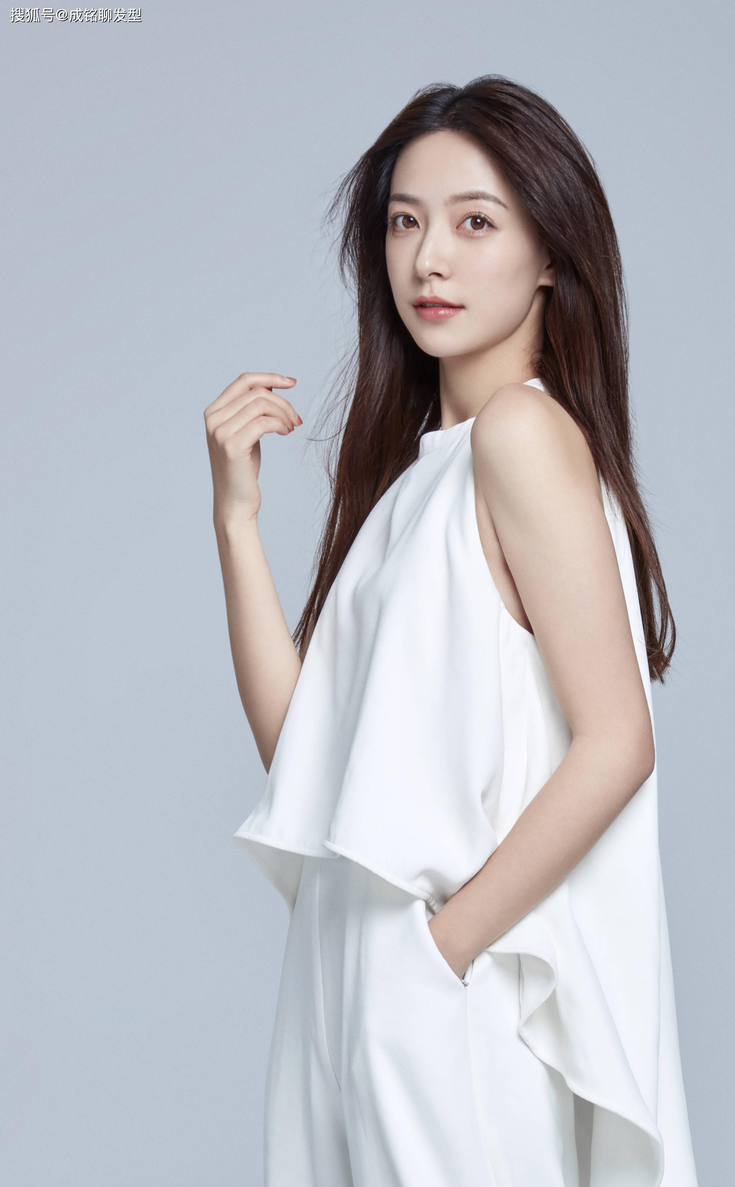 漂亮小姐姐的精致搭配,简单又时尚的服装超时髦,轻松摆脱路人感