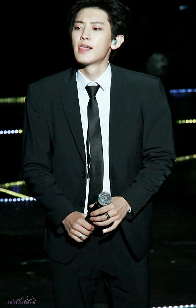 帅哥的狼奔黑西装永远是心头挚爱,半永久请求!_灿烈