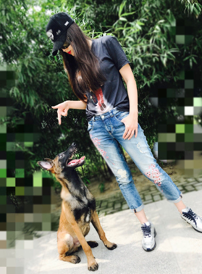 宁丹琳穿着黑色印花t恤加牛仔长裤,牛仔裤的修身设计将她的双腿衬托的