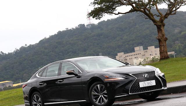 最便宜的雷克萨斯ls来了!颜值不输宝马5系,动力比奥迪a6还给力