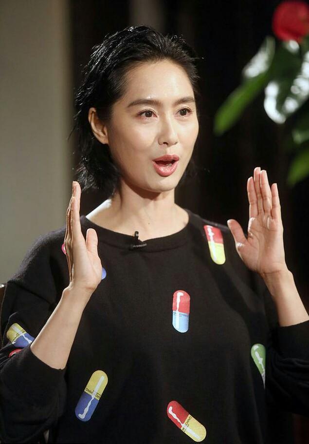 原创岁月催人老46岁朱茵现身满脸皱纹曾经的紫霞仙子哪里去了