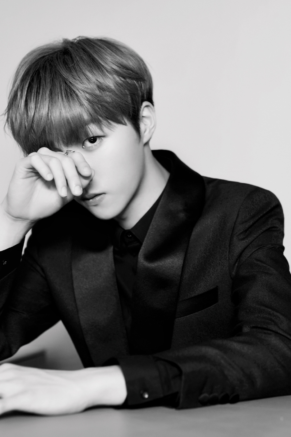 陈立农送福利庆祝白色情人节 po黑白写真沉稳帅气-搜