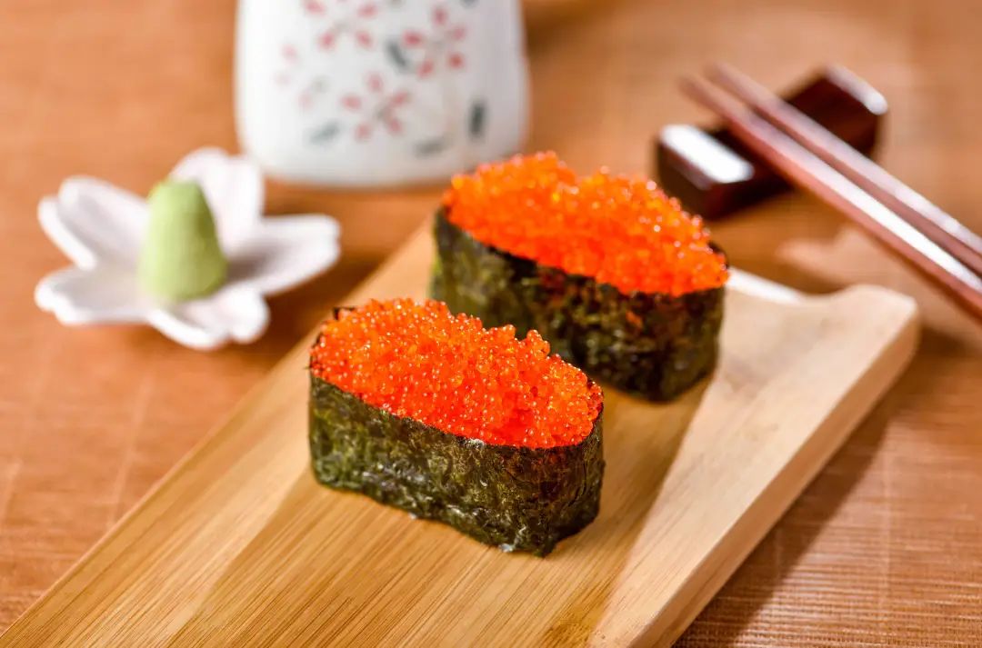 一盒手握寿司品尝多种口感味道浓郁的炙烤肉片粒粒饱满的鱼籽软糯芝士
