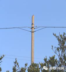 5,架空光缆与电力线以及其他通信杆路交越处采用专用保护套管进行保护