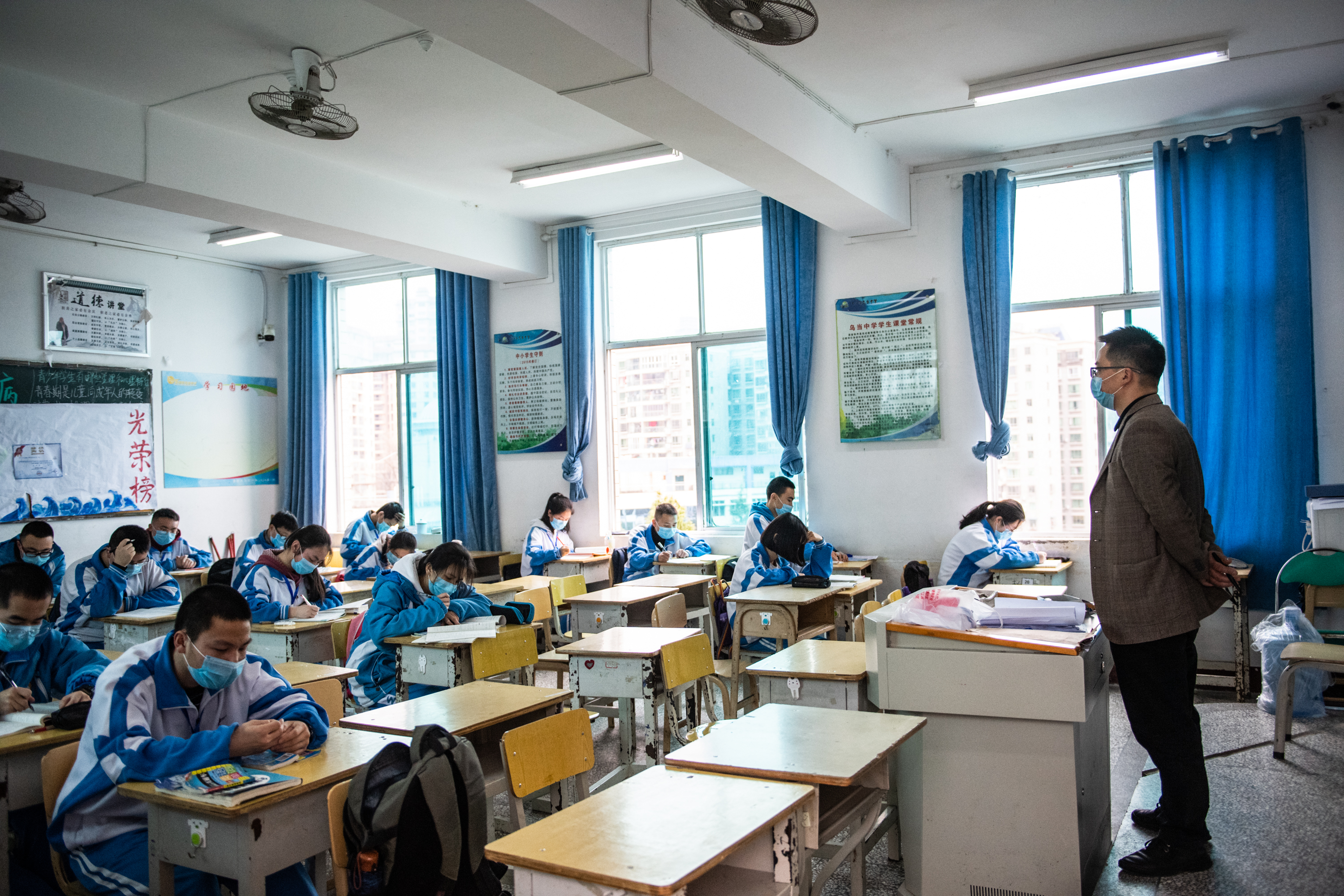 3月15日,乌当中学部分高三学生在教室内自习.