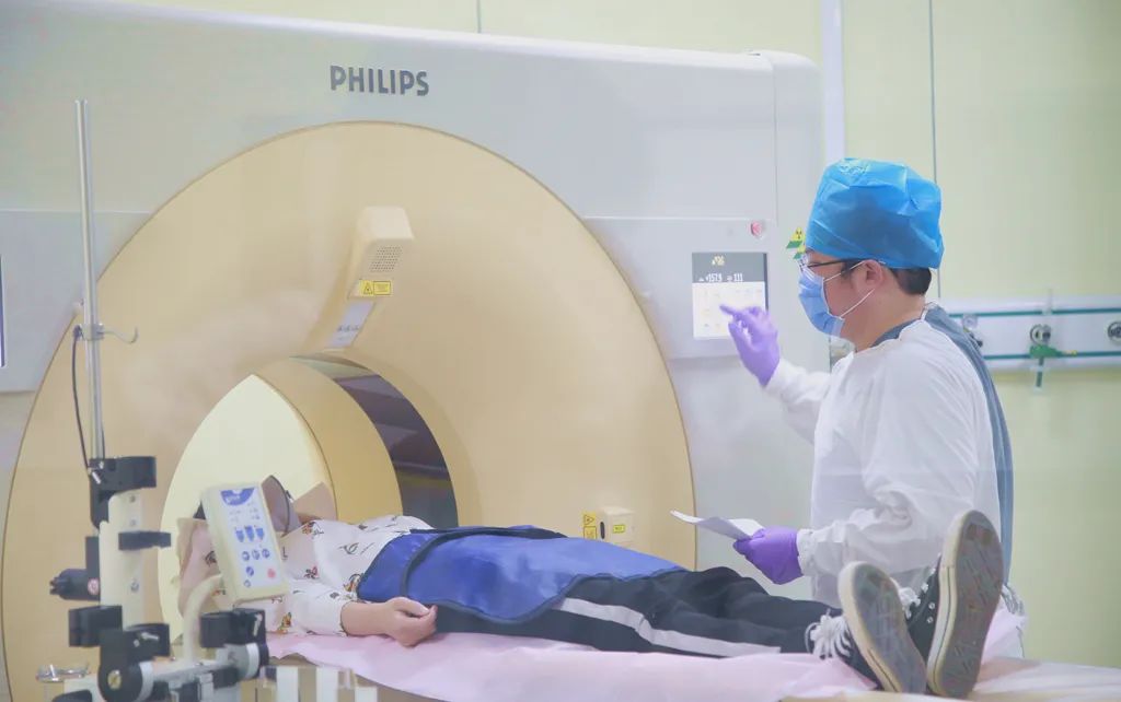 抗击疫情地坛人身影李硕ct检查室里的抗疫战士