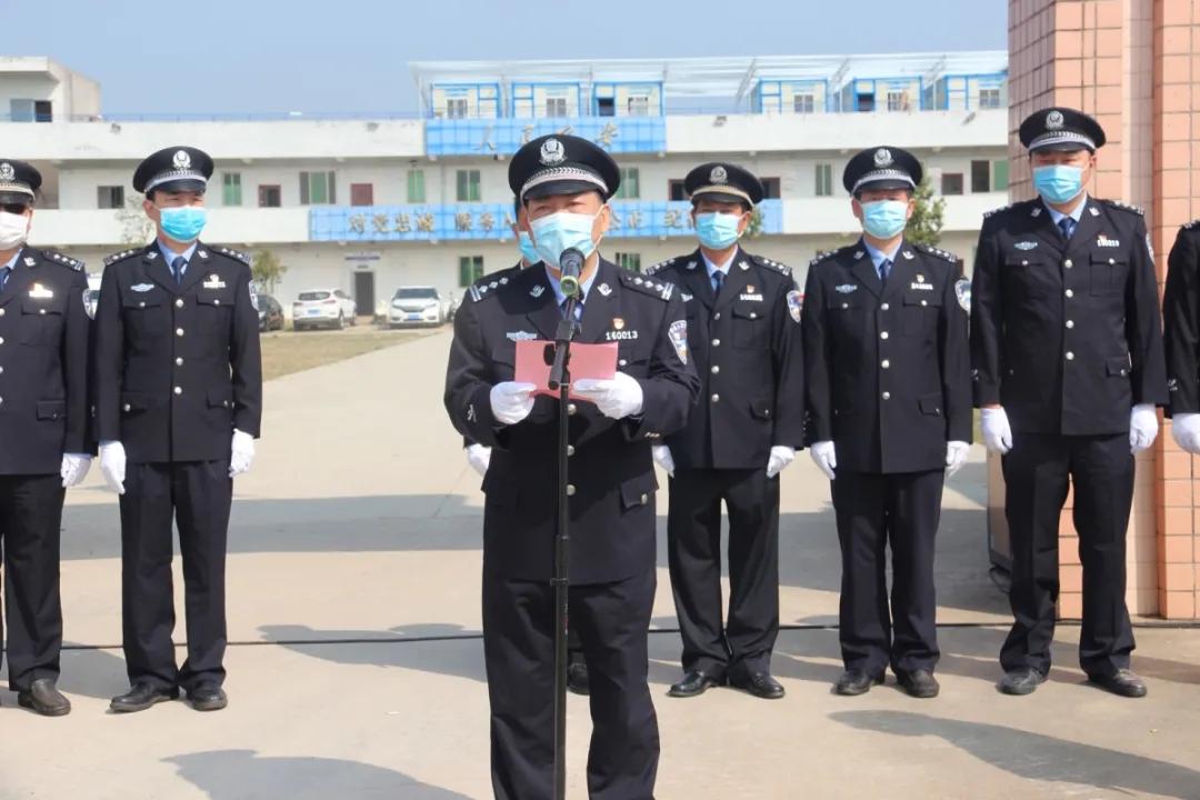 揭牌仪式上,卓江广代表区党工委,管委会对红海湾公安分局禁毒大队